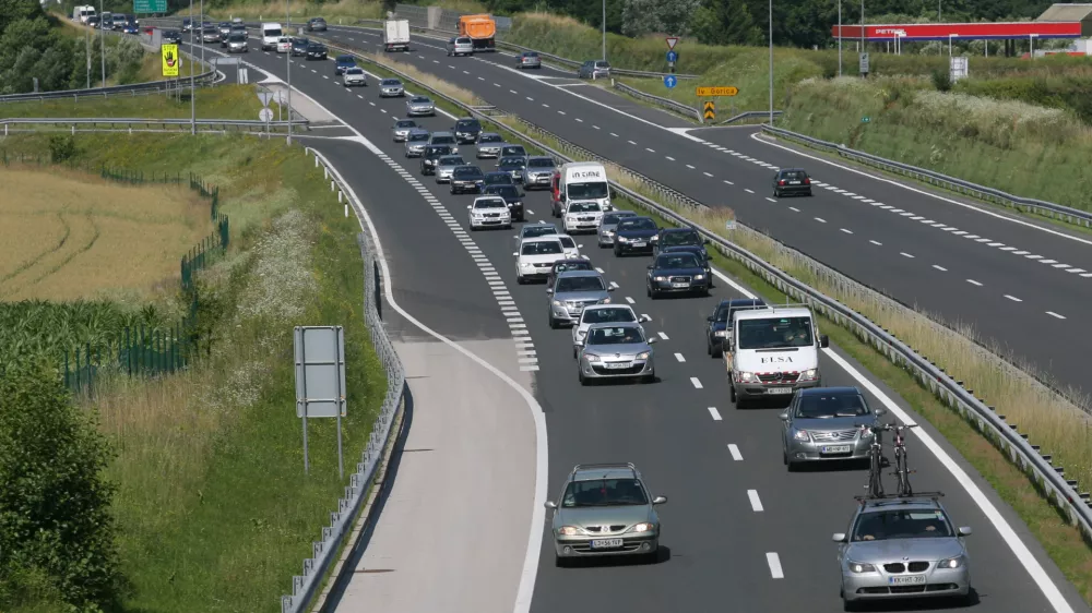 - protestna vožnja od Grosupljega proti Novemu mestu - Društvo podizvajalcev po dolenjski avtocesti izvedlo drugo protestno vožnjo, s katero je opozorilo na neplačana dela pri gradnji avtoceste //FOTO: Luka Cjuha