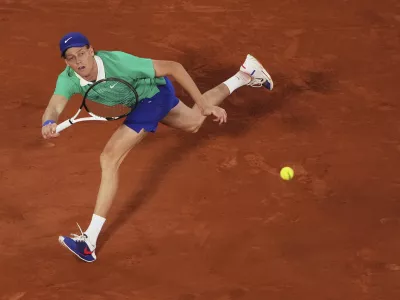 Italy's Jannik Sinner returns the ball against France's Arthur Rinderknech during a first-round match of the French Tennis Open at the Roland-Garros stadium in Paris, Monday, May 26, 2025. (AP Photo/Lindsey Wasson)
