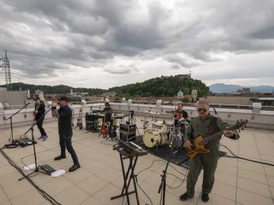 Ljubljana, streha Radia Slovenija.Medijski dogodek ob 30-letnici slovenske glasbene skupine Siddharta, na katerem so predstavili podkast Pot do X.