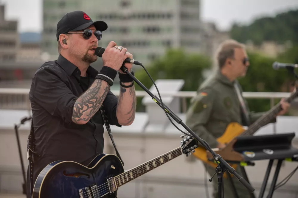 Ljubljana, streha Radia Slovenija.Medijski dogodek ob 30-letnici slovenske glasbene skupine Siddharta, na katerem so predstavili podkast Pot do X.Pevec Tomi Meglic.