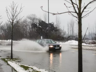 - 06.12.2020 &ndash; Cesta dveh cesarjev - poplavljeno cesti&scaron;če pri deponiji RCERO Barje //FOTO: Bojan Velikonja