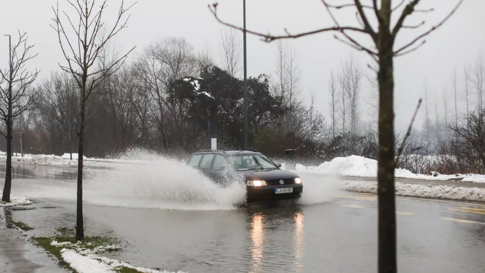 - 06.12.2020 &ndash; Cesta dveh cesarjev - poplavljeno cesti&scaron;če pri deponiji RCERO Barje //FOTO: Bojan Velikonja