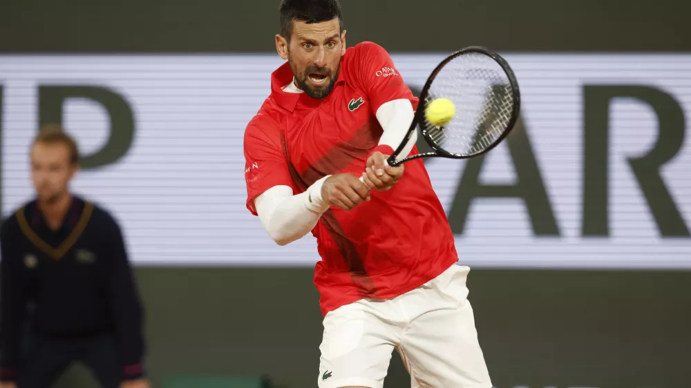 27 May 2025, France, Paris: Serbian tennis player Novak Djokovic in action against US' Mackenzie Mcdonald during their men's singles first round match of the French Open tennis tournament (Roland-Garros). Photo: Loic Baratoux/ZUMA Press Wire/dpa