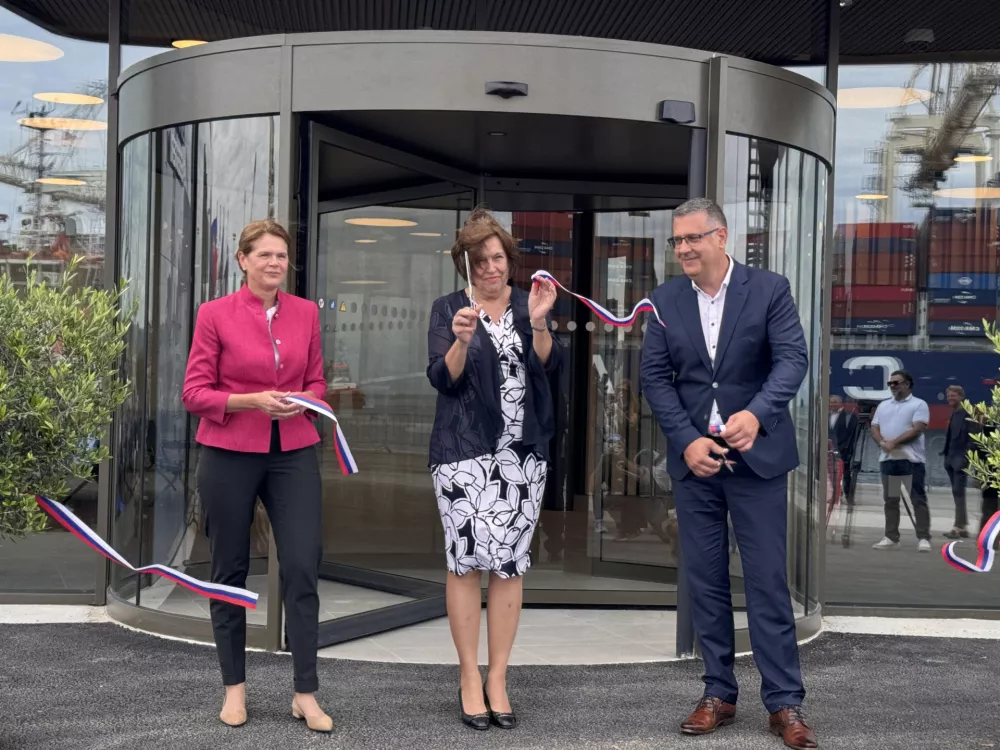 Koper, Potniski terminal.Odprtje stavbe novega potniskega terminala.Ministrica za infrastrukturo Alenka Bratusek, predsednica uprave Luke Koper Nevenka Krzan in zupan Mestne obcine Koper Ales Brzan.