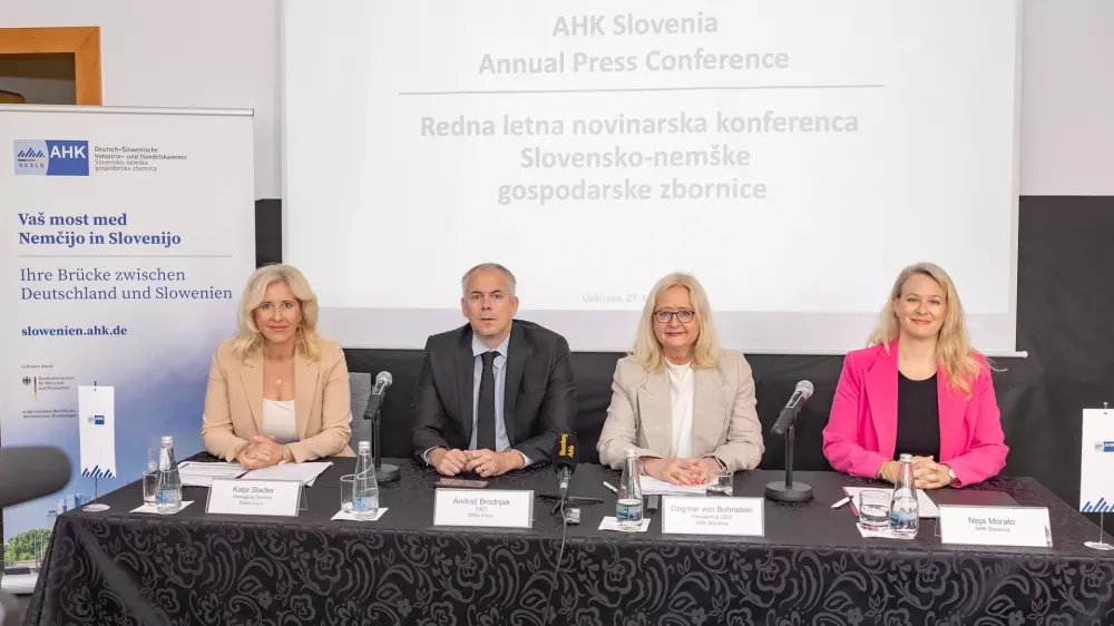 Dagmar von Bohnstein, predsednica AHK Slovenija, Katja Stadler, direktorica Deslo &ndash; AHK in Andraž Brodnjak, direktor Siliko, na novinarski konferenci v organizaciji Slovensko-nem&scaron;ke gospodarske zbornice, 