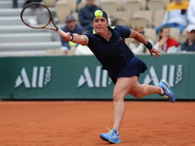 27 May 2025, France, Paris: Tunisian tennis player Ons Jabeur in action against Poland's Magdalena Frech during their women's singles first round tennis match of the French Open tennis tournament (Roland-Garros). Photo: Marcin Cholewinski/ZUMA Press Wire/dpa