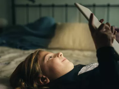 ﻿Sweet blondie girl playing on a Tablet PC.