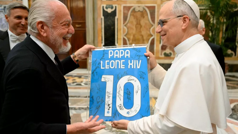 Pope Leo XIV meets with Napoli president Aurelio De Laurentiis after Serie A title victory, at the Vatican, May 27, 2025.  Simone Risoluti/Vatican Media/­Handout via REUTERS  ATTENTION EDITORS - THIS IMAGE WAS PROVIDED BY A THIRD PARTY.   TPX IMAGES OF THE DAY