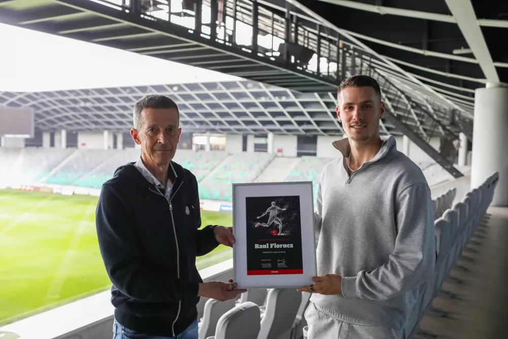 Priznanje Dnevnika za najboljšega nogometaša sezone je Raulu Floruczu (desno) predal novinar športne redakcije Jože Okorn. Foto: Bojan Velikonja