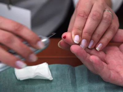 Za bolnike s sladkorno boleznijo tipa dve, ki ne prejemajo inzulina ter so morali za aparate in lističe za merjenje glukoze v krvi plačevati iz lastnega žepa, bodo ti pripomočki glede na aktualni predlog na voljo tudi v javnem sistemu. Foto: Luka Cjuha