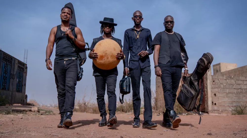 Zasedba Songhoy Blues iz Malija v okviru Druge godbe nastopi 30. maja v Kinu Šiška. F Mohamed Diawara / arhiv DG