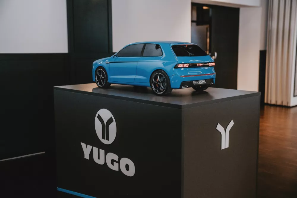 Podobnosti z originalom novi yugo ne skriva niti na zadnjem delu. 