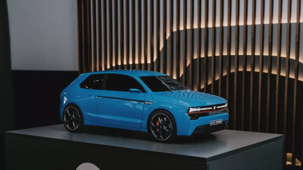 Novi yugo se je zaenkrat predstavil v pomanjšani različici, vozni prototip bo sledil čez dve leti. 