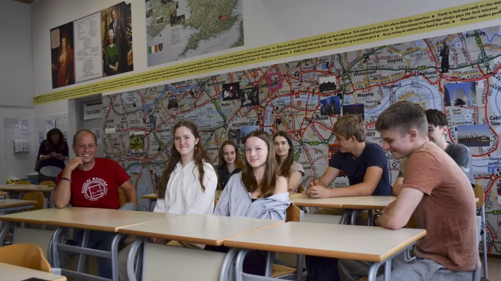 Dijaki četrtih letnikov kamniške gimnazije in srednje šole Rudolfa Maistra so pred maturitetnim izpitom prišli še na zadnje konzultacije k profesorju angleščine. Foto: Voranc Kramberger