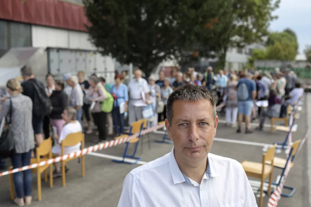 Bojan Hajdinjak, direktor Javnega zavoda Cene &Scaron;tupar- 22.08.2022 &ndash; Vpis na tečaj za digitalne bone za starej&scaron;e //FOTO: Jaka Gasar