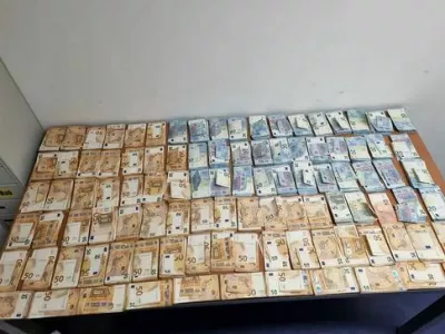 Denar, ki so ga zasegli v policijski akciji. 