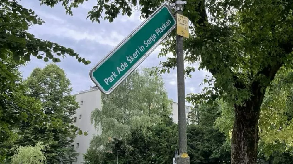 Poškodovana tabla, ki označuje park Ade Škerl in Sonje Plaskan. Foto: Brane Mozetič