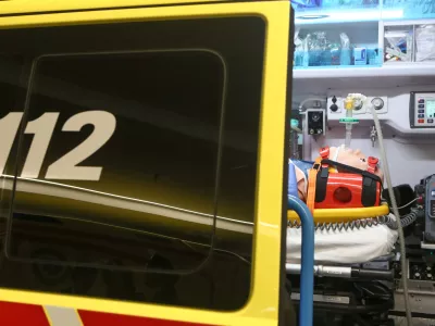 ﻿simbolična fotografija - nujna medicinska pomoč - reševalno vozilo - rešilec- 25.09.2018 - Kirurška klinika UKC Ljubljana - Urgentni kirurški blok - urgenca - reanimacijski prostor – ogled simulacije na mestu dejanskega sprejema politravmnatiziranega poškodovanca //FOTO: Luka Cjuha.