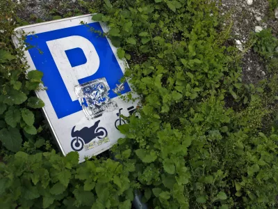 - ilustrativna fotograija - zavržen prometni znak - parkirni prostor za motorje//FOTO: Bojan Velikonja