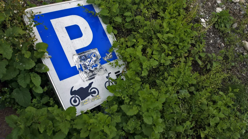 - ilustrativna fotograija - zavržen prometni znak - parkirni prostor za motorje//FOTO: Bojan Velikonja