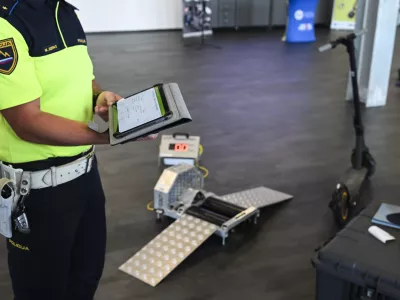 Policijski merilnik BM 45 (na fotografiji) ni meroslovno reguliran, zanj nimamo podzakonskega akta, ki bi določal njegove meroslovne zahteve, danski certifikat o kalibraciji naprave, ki ga je pridobila policija, pa je pomanjkljiv. Foto: Nik Erik Neubauer