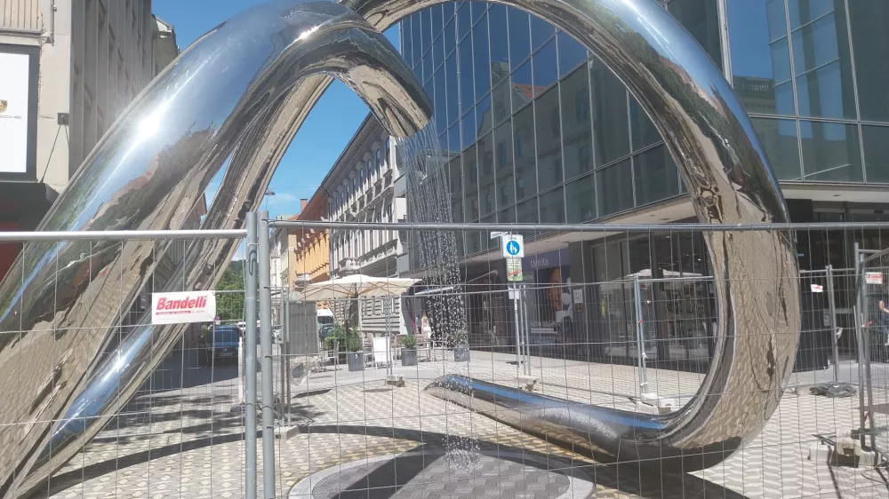 vodna fontana - Slovenska Tom&scaron;ičeva