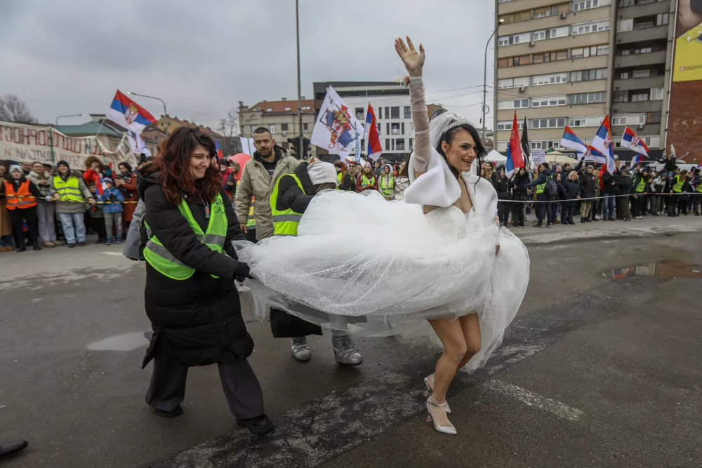 Nevesta - poroka15.2.2025 - Kragujevac - Srbija - študentski protest - Blokada Kragujevca v podporo študentom Foto: Luka Cjuha