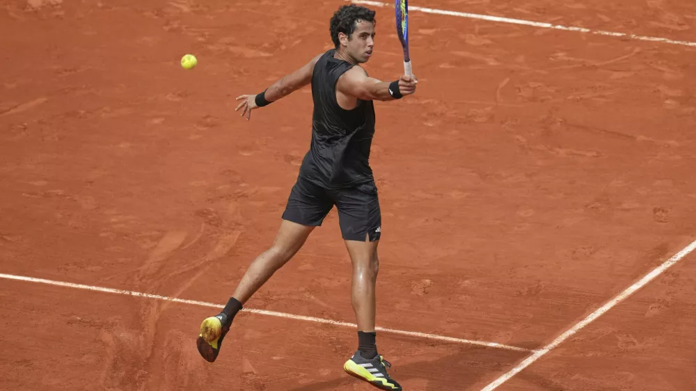 Spain's Jaume Munar returns the ball to France's Arthur Fils during their second round match of the French Tennis Open, at the Roland-Garros stadium, in Paris, Thursday, May 29, 2025. (AP Photo/Christophe Ena)