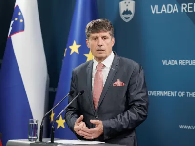 Ljubljana, vlada.Izjava po redni tedenski seji vlade na kateri sta sodelovala minister za izobrazevanje Vinko Logaj in minister za obrambo Borut Sajovic.