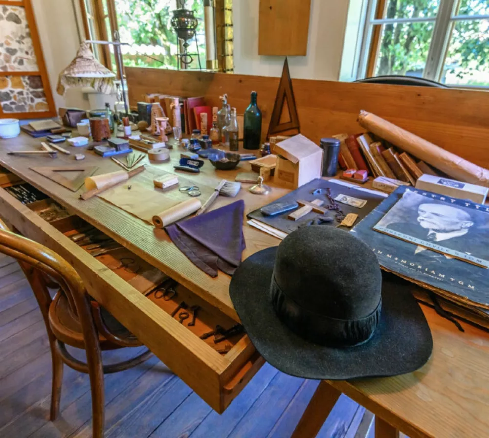 Tura Mojster Plečnik predstavlja zaokroženo potovanje po sledeh Plečnikovih načrtov in vizij. F Andrej Tarfila