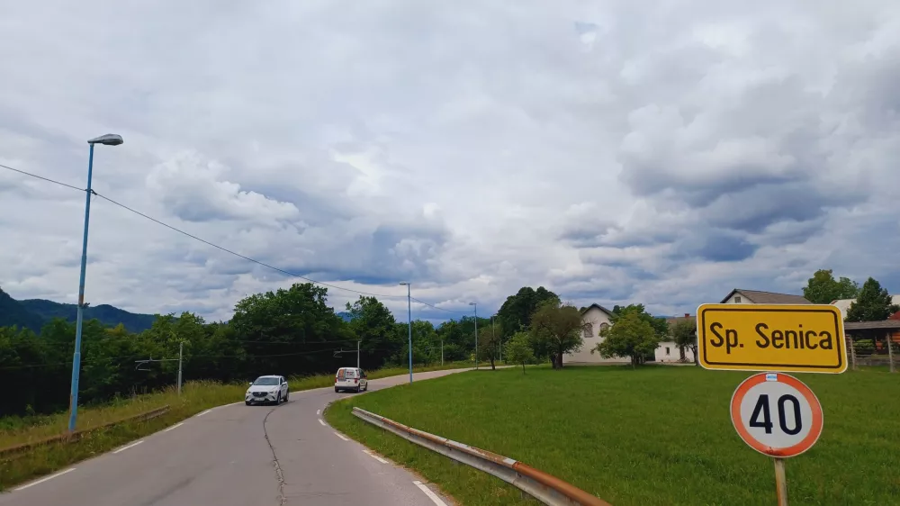 Kanalizacijsko omrežje za odvajanje komunalne odpadne vode v naseljih Spodnja in Zgornja Senica še ni zgrajeno. Foto: Tina Jereb