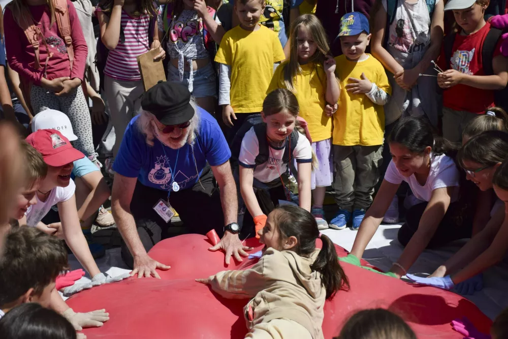Obiskovalci so s potiskanjem balona ustvarjali valove. Foto: Voranc Kramberger