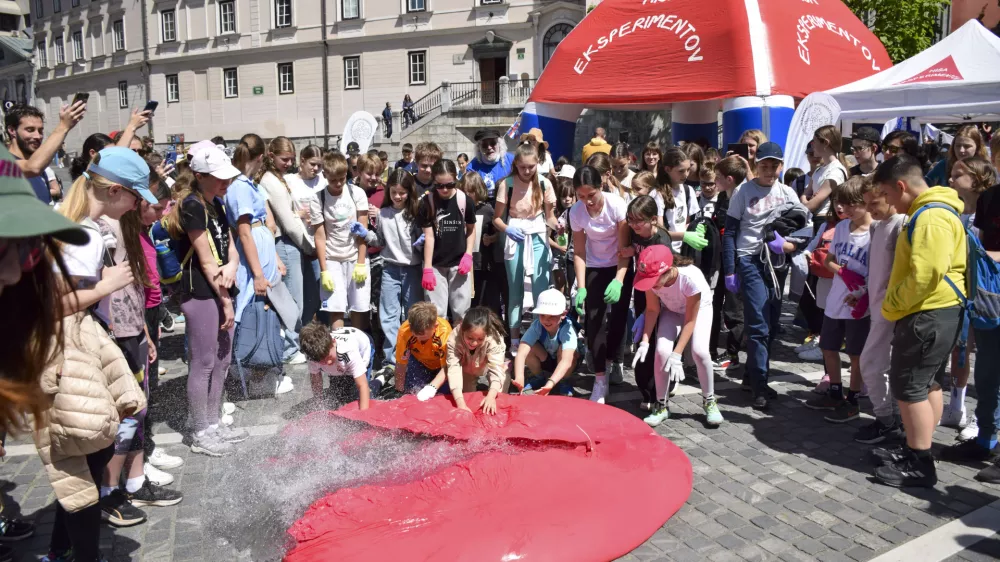 Med potiskanjem proti Tromostovju, je balon počil. Foto: Voranc Kramberger
