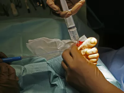 Prebivalci ob zadržanih pravicah ostanejo brez dostopa do številnih zdravljenj. Fotografija je simbolična. Foto: Tomaž Skale