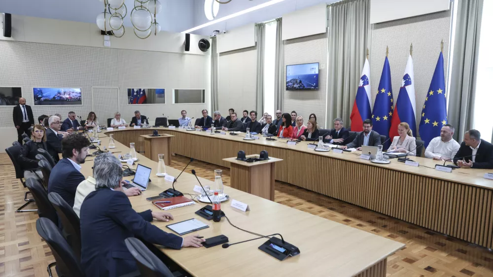 predsednik vlade dr. Robert Golob, predsedujoči ESS Jakob Počivavšek, vodja Konfederacije sindikatov Slovenije Pergam- 04.07.2023 - Ekonomsko-socialni svet - izredna seja ESS - razprava o vodenju socialnega dialoga. //FOTO: Jaka Gasar