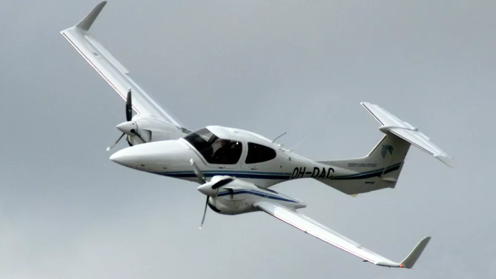 Dvomotorno letalo twin star simbolična