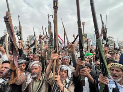 Protesters hold weapons, during a demonstration of predominantly Houthi supporters to show solidarity with Palestinians in the Gaza Strip and to condemn U.S. strikes in Yemen, in Sanaa, Yemen May 30, 2025. REUTERS/Adel Al Khader