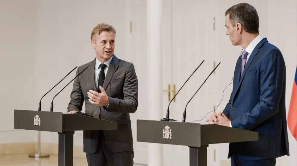 29 May 2025, Spain, Madrid: Spanish Prime Minister Pedro Sanchez and Slovenia's Prime Robert Golob hold a press conference following their meeting at the Moncloa Palace. Photo: Carlos Luján/EUROPA PRESS/dpa