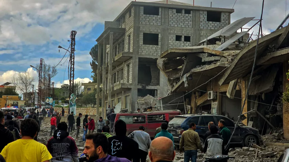 22 March 2025, Lebanon, Touline: Lebanese people inspect destruction of a building that was targeted in an Israeli air strike in the southern Lebanese village of Touline. Photo: STR/dpa