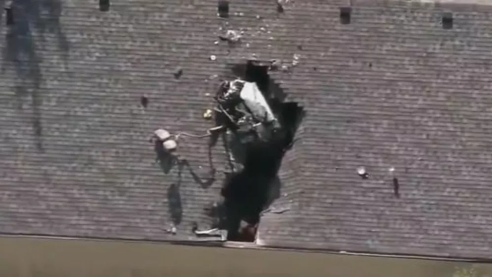 Na strehi oziroma v strehi doma veteranov v manjšem kraju Excelsior Springs v ameriškem Missouriju je pred dnevi pristal avto. 