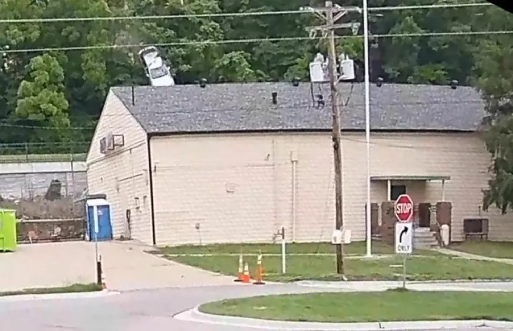 Na strehi oziroma v strehi doma veteranov v manjšem kraju Excelsior Springs v ameriškem Missouriju je pred dnevi pristal avto. 