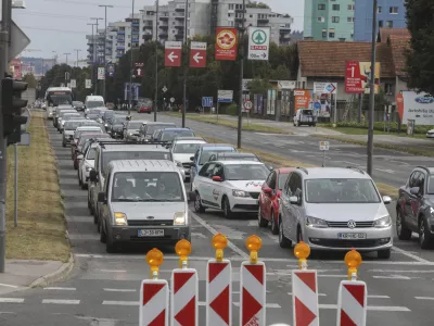 ﻿- prometni zastoj --- 15.09.2021 – prenova Celovška cesta v Ljubljani - obnova 4.3 kilometra vozišča od priključka Šentvid do priključka na severno obvoznico/FOTO: Jaka Gasar