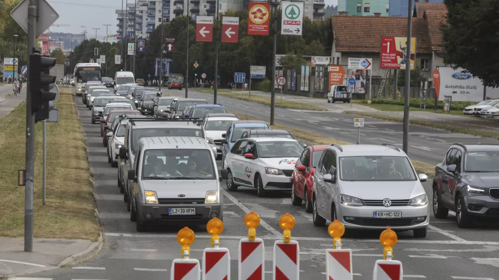 ﻿- prometni zastoj --- 15.09.2021 – prenova Celovška cesta v Ljubljani - obnova 4.3 kilometra vozišča od priključka Šentvid do priključka na severno obvoznico/FOTO: Jaka Gasar