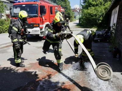 Obsežna gasilska vaja v Ljubljani in okolici. Poteka na 20 lokacijah, vključuje pa simulacije najrazličnejših intervencij, ki bi lahko bile realnost v primeru potresa.