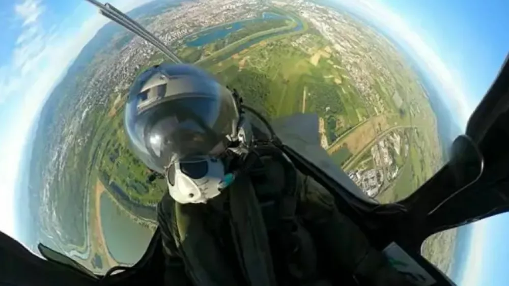 Posnetek iz kokpita, pilotske kabine francoskega lovskega letala na Hrvaškem. 