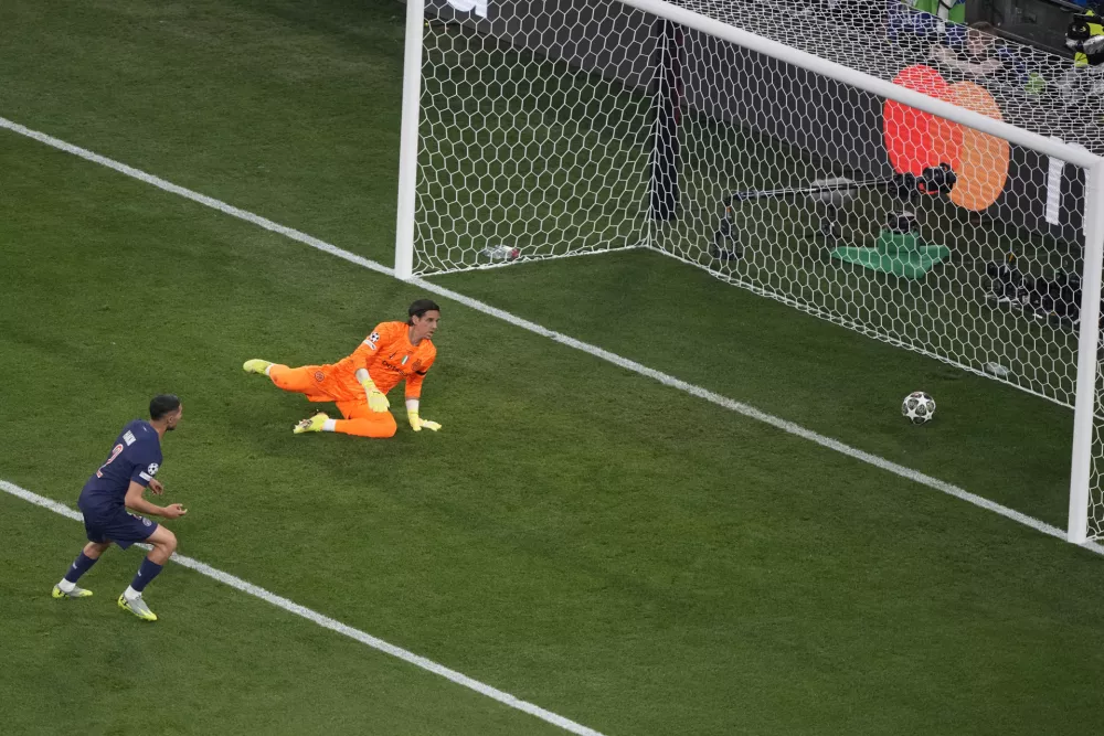 PSG's Achraf Hakimi, left, scores the opening goal against Inter Milan during the Champions League final soccer match between Paris Saint-Germain and Inter Milan at the Allianz Arena in Munich, Germany, Saturday, May 31, 2025. (AP Photo/Michael Probst)