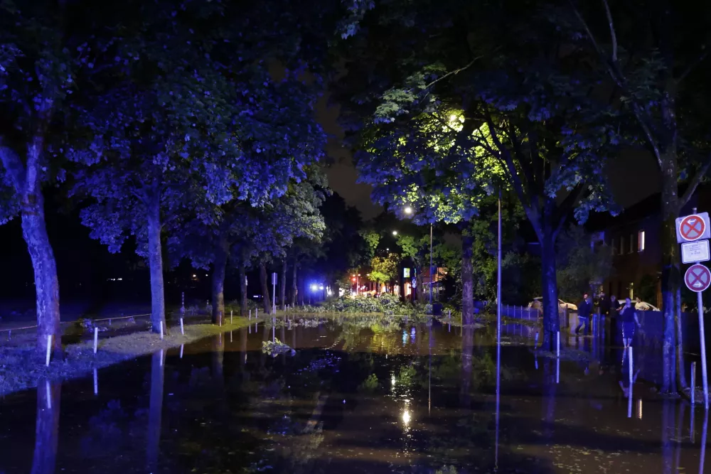 31 May 2025, North Rhine-Westphalia, Krefeld: Sproedentalstrasse is closed after a storm causes flooding and brings down several trees, blocking the road. Photo: David Young/dpa