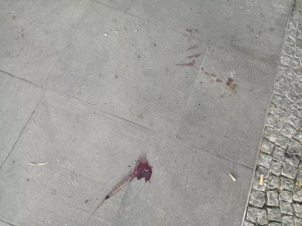 V noči z 31. maja na 1. junij je na Cigaletovi ulici izbruhnil prepir, sledil je pretep, na koncu pa je en tip ustrelil drugega. 