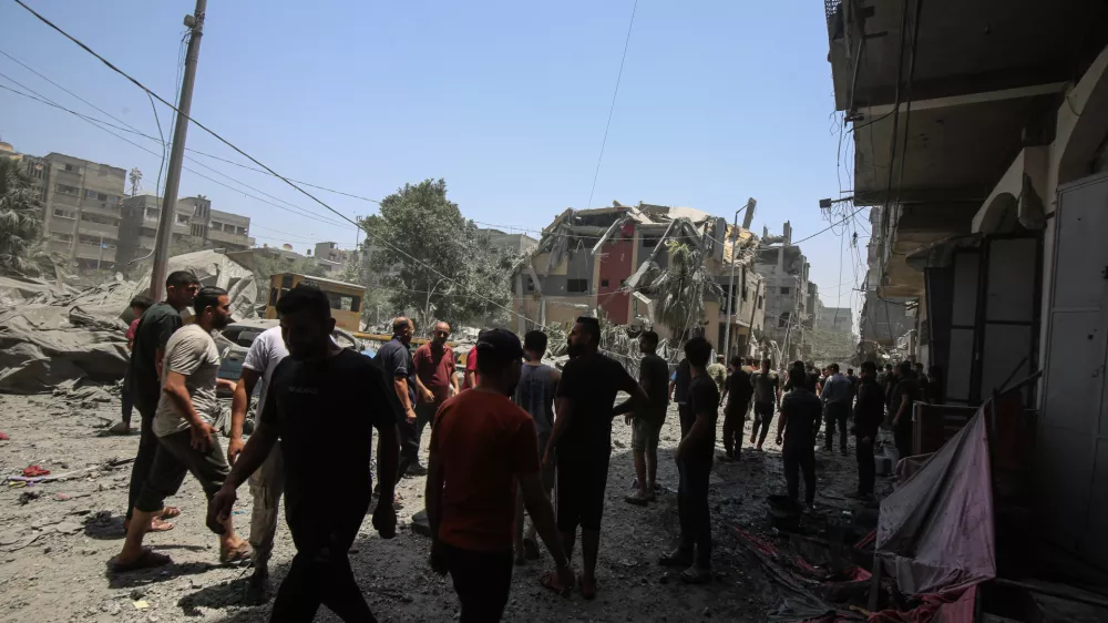 01 June 2025, Palestinian Territories, Gaza City: Palestinians check the destruction at a camp for displaced people after an Israeli strike hit a nearby house in Sheikh Radwan neighborhood. Photo: Omar Ashtawy/APA Images via ZUMA Press Wire/dpa