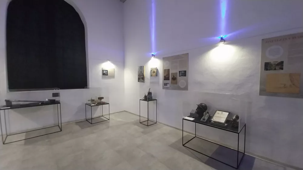 Šentanski rudnik, kjer so nekoč pridobivali živo srebro, se nahaja 9 kilometrov severno od Tržiča, pri zaselku Lajb.